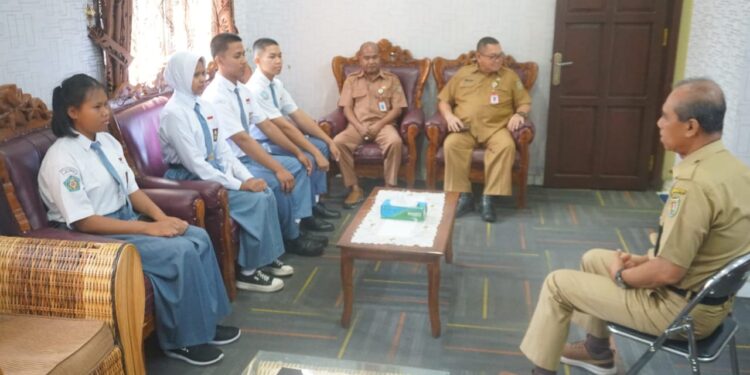 FOTO: MATAKALTENG - Sekda Katingan Pransang didampingi sejumlah Kepala OPD saat melepas keberangkatan 4 peserta Paskibrakan asal Katingan, di kantor BKPSDM setempat.