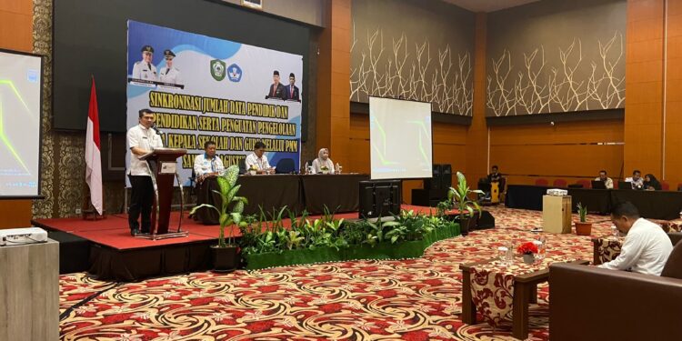 Foto: DIAN/MATA KALTENG - Kabid GTK Disdik Kotim Edie Sucipto saat memberikan sambutan pada kegiatan singkronisasi jumlah data pendidik dan kependidikan serta penguatan pengelolaan kinerja kepala sekolah dan guru melalui PMM, 7 Agustus 2024.