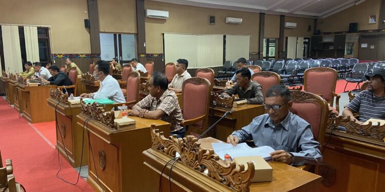 Foto: DIAN/MATA KALTENG - Perwakilan koperasi pada RDP terkait kemitraan lahan PT SCC dengan Koperasi Itah Epat Hapakat di Kecamatan Cempaga Hulu, 6 Agustus 2024.
