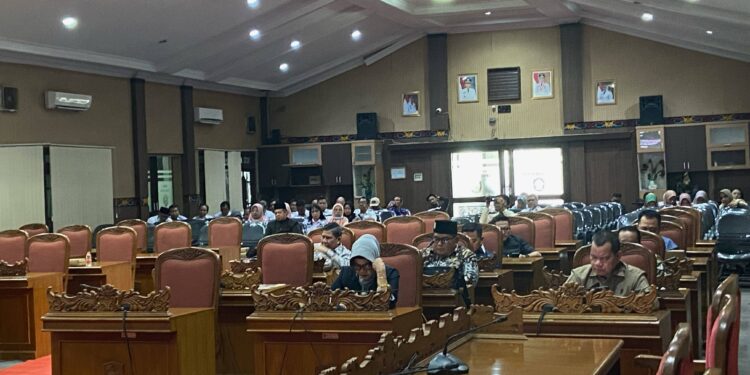 Foto: DIAN/MATA KALTENG - Rapat paripurna penyampaian laporan hasil pembahasan satu buah Ranperda pemerintah daerah tentang Ranperda pengakuan dan perlindungan masyarakat hukum adat Dayak, 7 Agustus 2024.