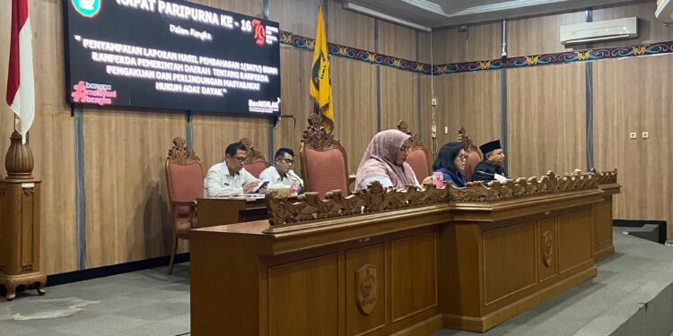 Foto: DIAN/MATA KALTENG - Wakil Bupati Kotim Irawati (kiri) saat menghadiri rapat paripurna pembahasan satu buah Ranperda pemerintah daerah tentang Ranperda pengakuan dan perlindungan masyarakat hukum adat Dayak, 7 Agustus 2024.