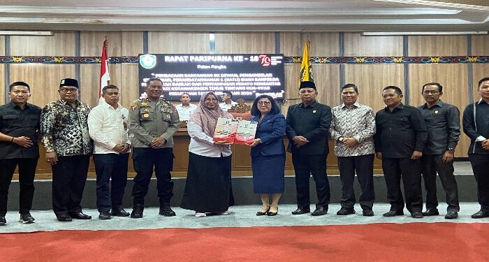 Foto: DIAN/MATA KALTENG - Penyerahan rancangan KUA dan PPAS Perubahan 2024 oleh Wakil Bupati Kotim Irawati kepada DPRD, 7 Agustus 2024.