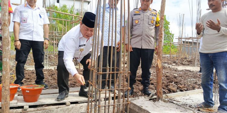 FOTO ; DEVIANA/MATAKALTENG - Bupati Kotim Halikinnor saat meletakkan batu pertama untuk pembangunan Masjid Al-Hijrah, Rabu 7 Agustus 2024.