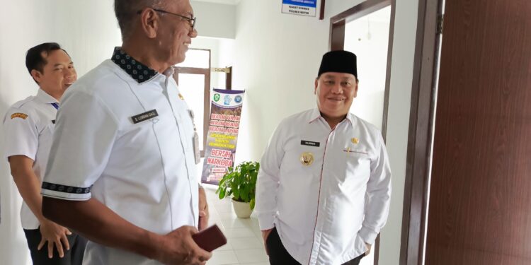 FOTO : DEVIANA/MATAKALTENG - Bupati Kotim Halikinnor di dampingi Kepala Kesbangpol Kotim Sanggul Lumban Gaol saat meninjau bakal kantor BNNK, Rabu 7 Agustus 2024.