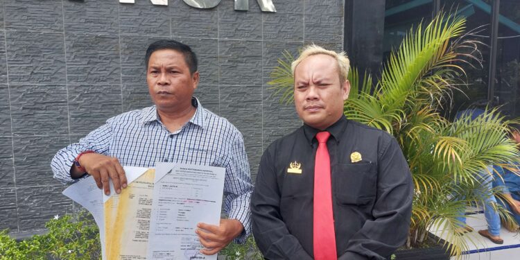 FOTO: RZL/MATAKALTENG - Kuasa Hukum Ahli Waris Dambung Djaya Angin, Imam Heri Susila (kanan) bersama salah seorang ahli waris Dambung Djaya Angin, Roby Rahmat (kiri), usai menjalani sidang di Pengadilan Negeri Palangka Raya.