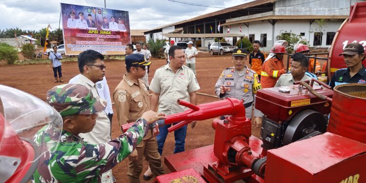 FOTO : IST/MATAKALTENG - Camat Cempaga Adi Candra bersama lainnya saat mengecek perlengkapan pemadam kebakaran, Rabu 7 Agustus 2024.