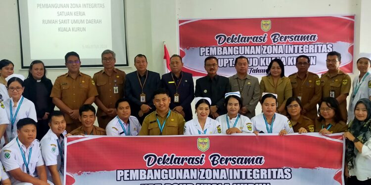 FOTO : DISKOMINFO SANTIK/MATA KALTENG - Pj Bupati Gumas Herson B Aden didampingi Asisten III Letus Guntur, Plt Asisten II Champili, Kepala Dinas Kesehatan Arnold Usup dan Direktur RSUD Kuala Kurun Rusni D Mahar, berfoto bersama dengan pegawai RSUD usai deklarasi pencanangan pembangunan zona integritas tahun 2024, Selasa, 6 Agustus 2024.