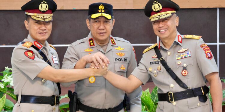 FOTO: MATAKALTENG - Kapolda Kalteng, Irjen Pol Djoko Poerwanto (tengah), saat foto bersama Wakapolda yang baru, Brigjen Pol Rakhmad Setyadi dan mantan Wakapolda Kalteng, Brigjen Pol Mohammad Agung Budijono.