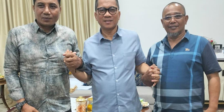 FOTO: IST/MATAKALTENG - Foto bersama Bakal Calon Gubernur Kalteng, H Supian Hadi (kiri) Ketua Umum DPP PAN Yandri Susanto (tengah) dan Ketua DPW PKB Kalteng, H Habib Ismail (kanan).