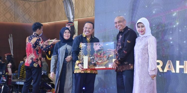 FOTO: IST/MATAKALTENG - Wakili Gubernur Kalteng, Sekda Nuryakin menghadiri acara Kenal Pamit Wakapolda Kalteng di Ballroom Kahayan Swiss-Belhotel Danum Palangka Raya, Rabu 7 Agustus 2024 malam.