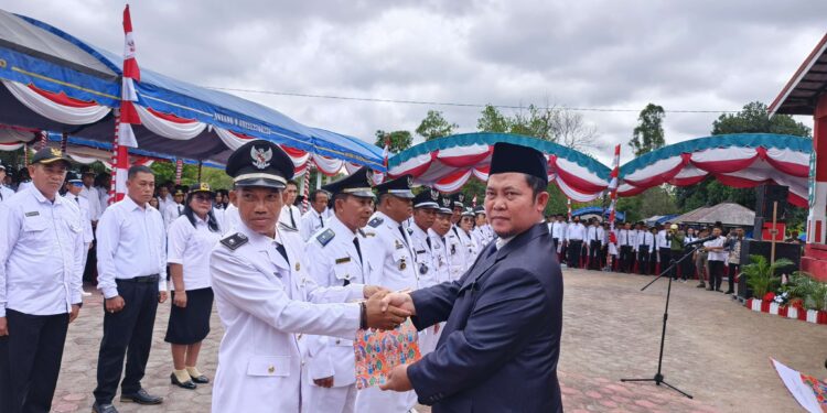 FOTO : MATAKALTENG - Pj Bupati Katingan Saiful, saat pengukuhan Kades dan BPD di wisata Bukit Batu Kota Kasongan.