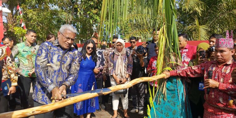 FOTO : DEVIANA/MATAKALTENG - Kepala BNN RI Marthinus Hukom saat pukul pantan acara penyambutan khas Dayak, Kamis 8 Agustus 2024.