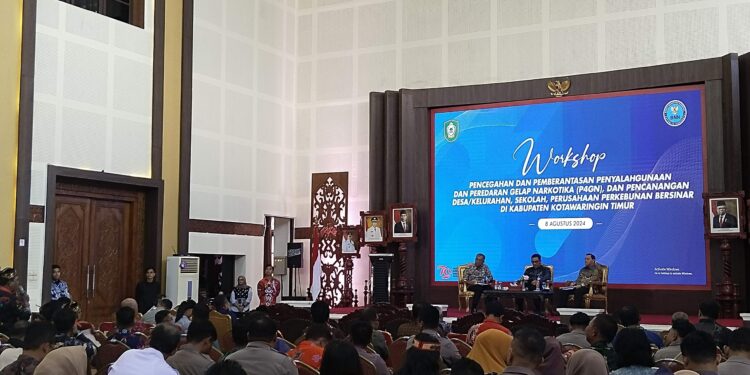 FOTO; AGUS/MATAKALTENG- Bupati Kotim Halikinnor saat sesi penyaluhan tentang Narkotika dengan BNN RI di Rujab Bupati Kotim.
