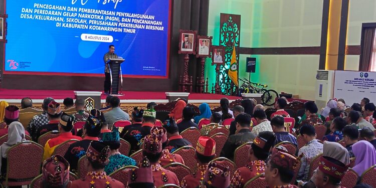FOTO : DEVIANA/MATAKALTENG - Bupati Kotim Halikinnor saat sambutan di workshop, Kamis 8 Agustus 2024.