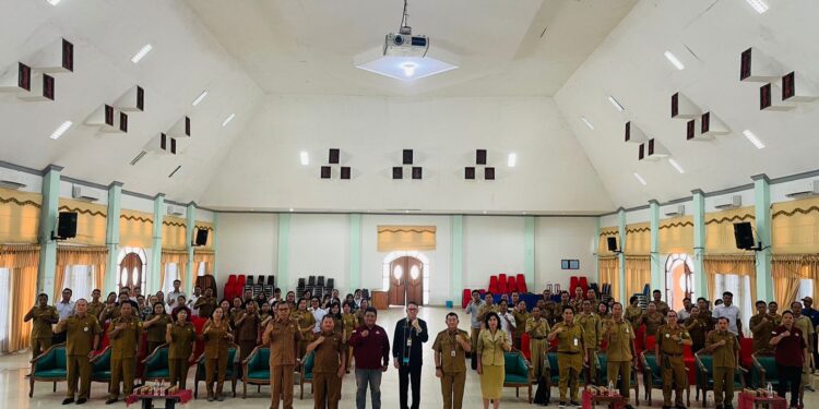 FOTO : DISKOMINFO SANTIK/MATA KALTENG - Sekda Gumas Richard didampingi Kepala Disdikpora Aprianto, ketika berfoto bersama dengan para peserta bimtek ANBK se Kecamatan Kurun tahun 2024, Rabu, 7 Agustus 2024.