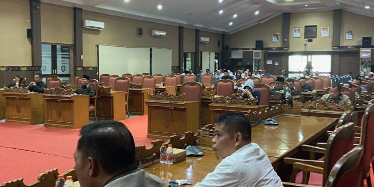 Foto: DIAN/MATA KALTENG - Penyampaian pandangan umum proxi DPRD Kotim terhadap rancangan peraturan daerah pengakuan dan perlindungan masyarakat hukum adat Dayak.