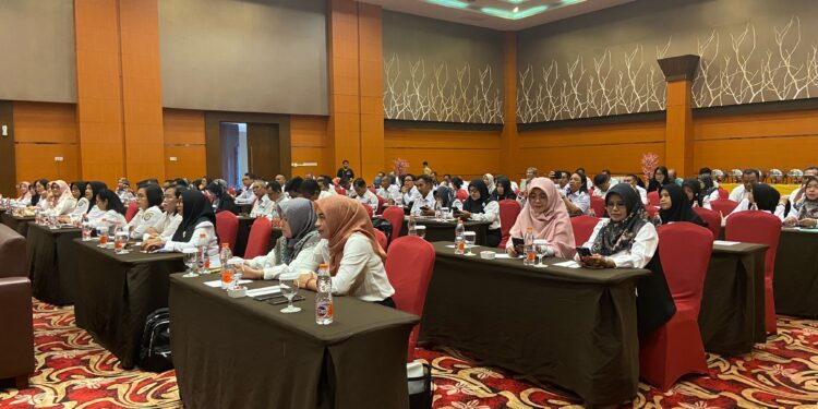 Foto: DIAN/MATA KALTENG - Sejumlah guru di Kotim saat mengikuti kegiatan singkronisasi data sekolah belum lama ini.