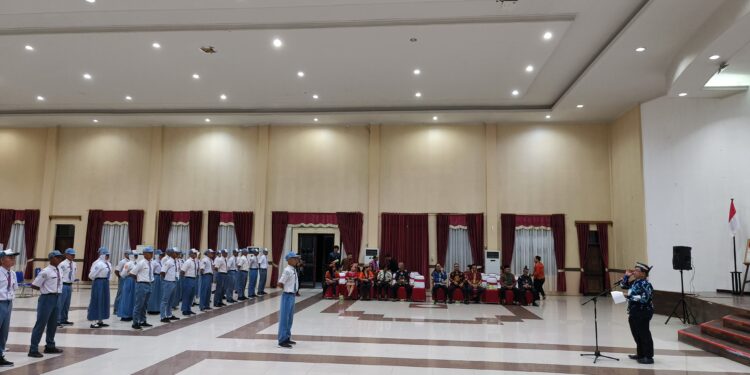 FOTO : MATAKALTENG - Asisten I Setda Katingan George Heplin Edwar Doddy, saat membuka kegiatan Diklat Paskibraka, di Gedung Salawah Kasongan.