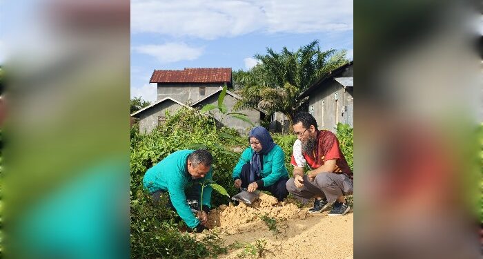 Foto : IST/MATAKALTENG - Kepala DLH Sukamara M Fakhmy Rizali saat melakukan penanaman bibit tanaman buah di kawasan pasar Saik.