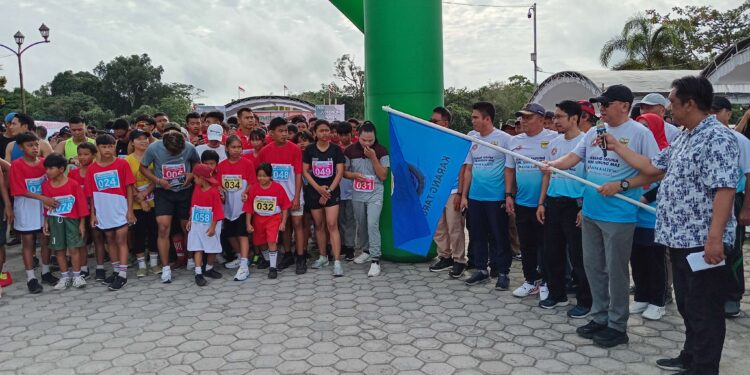 FOTO : DISKOMINFO SANTIK/MATA KALTENG - Sekda Gumas Richard didampingi unsur forkopimda ketika melepas para peserta lari lima kilometer, di Taman Kota Kuala Kurun, Jumat, 9 Agustus 2024.