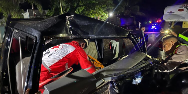 FOTO: IST/MATA KALTENG- Korban saat dievakuasi oleh tim relawan PMI dan Satlantas Polres Kotim.