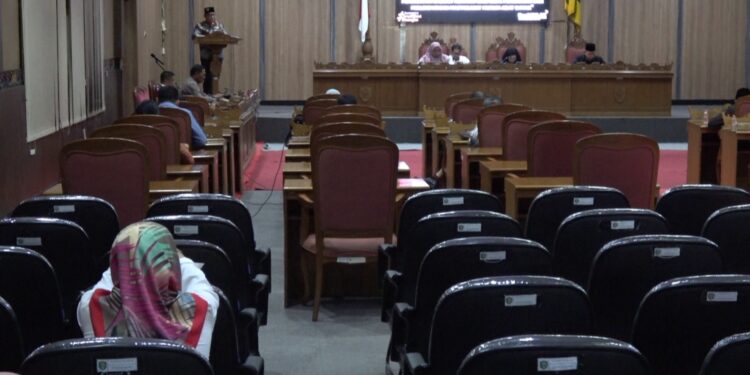 Foto: DIAN/MATA KALTENG - Penyampaian pandangan fraksi DPRD Kotim.