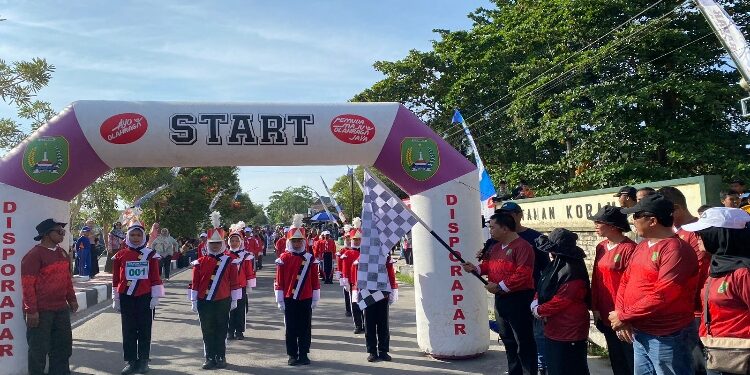 FOTO: AKH/MATAKALTENG - Pj Bupati Sukamara, Kaspinor saat melepas peserta pertama lomba gerak jalan.