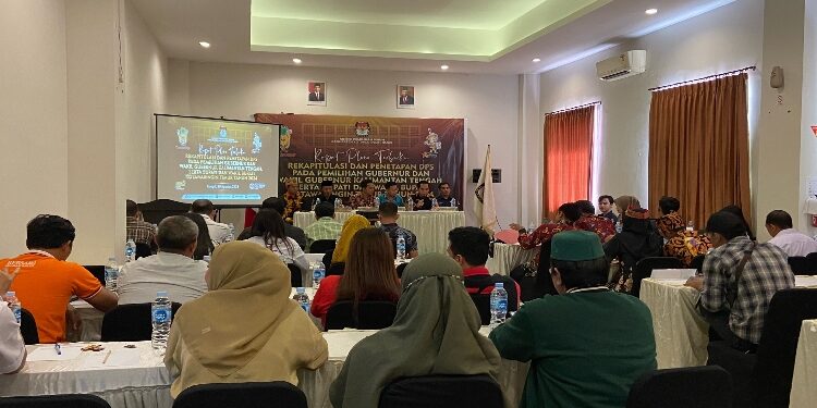 FOTO: DIAN/MATA KALTENG - Rapat pleno rekapitulasi dan penetapan DPS pada pemilihan Gubernur dan Wakil serta Bupati dan Wakil Bupati Kotim tahun 2024, Sabtu 10 Agustus 2024.