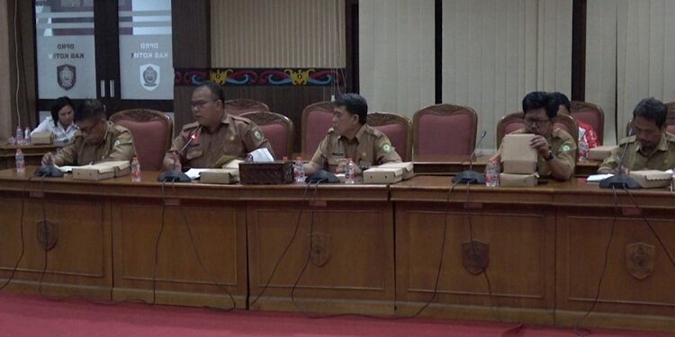 FOTO: DIAN/MATA KALTENG - Jajaran Dinas Pendidikan beserta pengawas sekolah Kecamatan MB Ketapang saat RDP dugaan pungutan liar di sekolah belum lama ini.