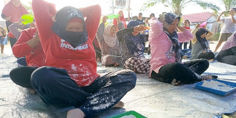 FOTO : DEVIANA/MATAKALTENG - Kemeriahan warga RT 41 saat mengikuti lomba estapet tepung, Minggu 11 Agustus 2024.