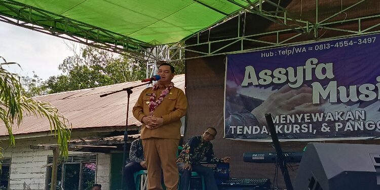 FOTO: DEVIANA/MATAKALTENG - Bupati Kotim, H Halikinnor saat melakukan kunjungan kerja ke salah satu desa di Kotim belum lama ini.