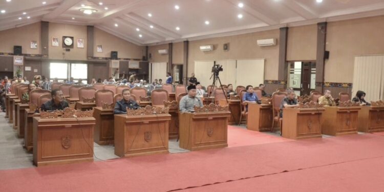 Foto:DIAN/MATA KALTENG - Suasana Anggota DPRD Kotim saat rapat paripurna.
