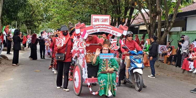 Foto: DIAN/MATA KALTENG - Karnaval Peringatan HUT RI ke 79 oleh SMPN 1 Sampit, 12 Agustus 2024.
