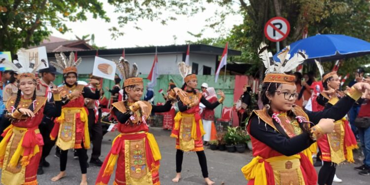 Foto: DIAN/MATA KALTENG - Karnaval Peringatan HUT RI ke 79 oleh SMPN 1 Sampit, 12 Agustus 2024.