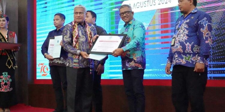 FOTO: IST/MATAKALTENG - Kepala BNN RI menyerahkan Penghargaan kepada Kepala Badan Kesbangpol Provinsi Kalteng.