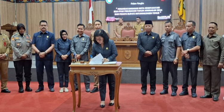 Foto: DIAN/MATA KALTENG - Rapat paripurna penandatanganan nota kesepakatan KUA ppas perubahan Tahun Anggaran 2024 dan pidato Bupati Kotim 12 Agustus 2024.