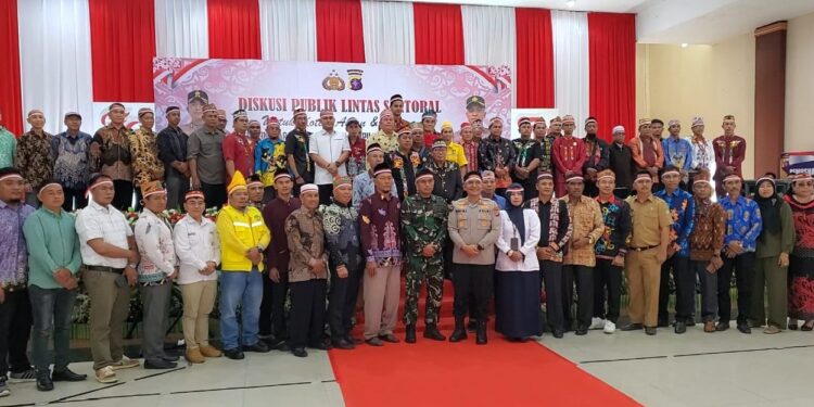 FOTO : DEVIANA/MATAKALTENG - Peserta diskusi publik lintas sektor saat melakukan deklarasi Damai, Senin 12 Agustus 2024.