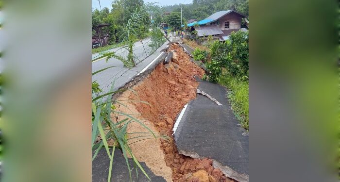 FOTO : BINARTHA/MATA KALTENG - Kondisi siring bahu jalan yang mengalami ambruk di Jembatan Rabambang, Kelurahan Rabambang, Kecamatan Rungan Barat, Jumat, 9 Agustus 2024.