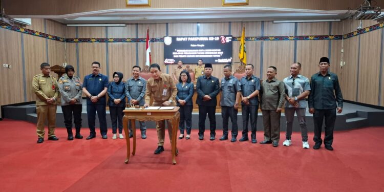 FOTO ; IST/MATAKALTENG - Sekda Kotim saat menandatangani nota kesepakatan, Senin 12 Agustus 2024.