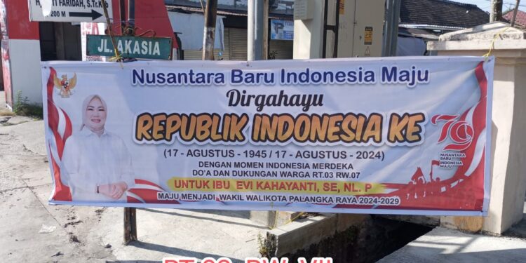 FOTO: MATAKALTENG - Spanduk yang dibentangkan di RT 003, RW 007.
