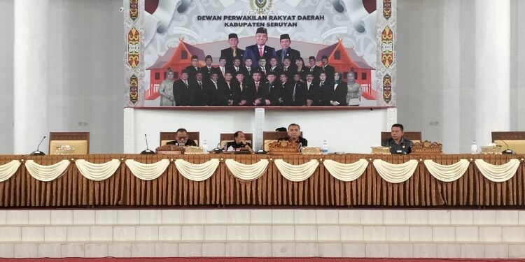 FOTO: ALDI/MATA KALTENG - Suasana saat rapat paripurna ke-17 masa persidangan III yang dipimpin oleh Ketua DPRD Seruyan, Zuli Eko Prasetyo (tengah) di Aula Gedung DPRD setempat, Selasa 13 Agustus 2024.