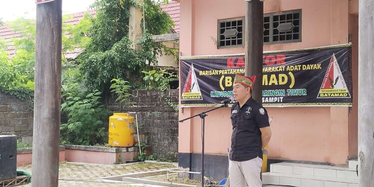 FOTO: AGUS/MATAKALTENG - Wakil Ketua V DAD Kotim, Gahara saat sambutannya acara syukuran di kantor DAD Sampit.