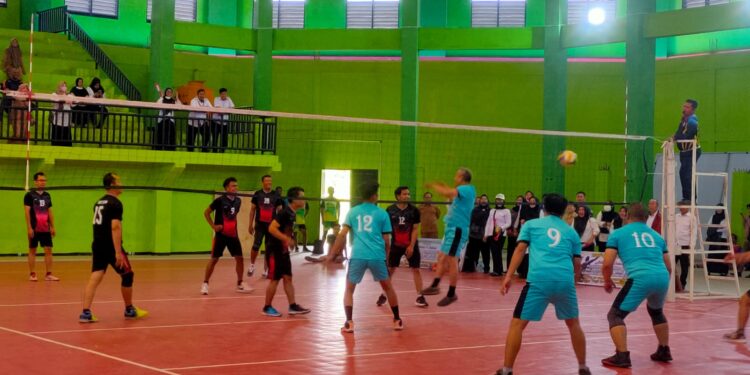 FOTO : DEVIANA/MATAKALTENG - Perlombaan voli bal antar OPD di lingkungan Pemkab Kotim, Selasa 13 Agustus 2024.