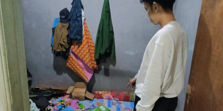FOTO: RZL/MATAKALTENG - Korban pencurian, Aan, pada saat menunjukkan isi rumahnya yang berantakan usai dibobol maling.