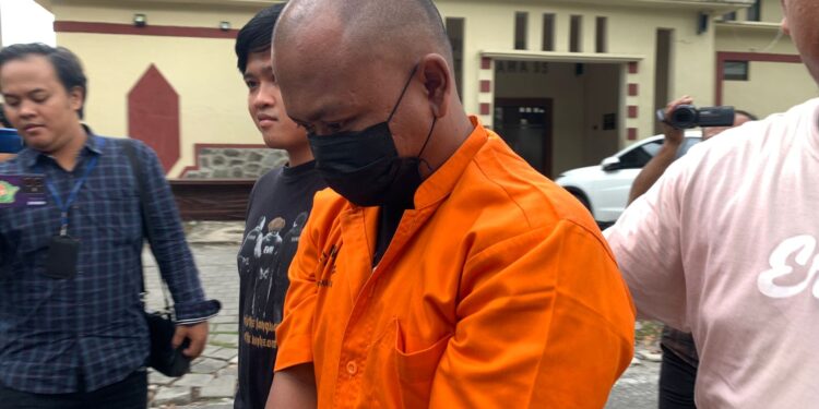 FOTO: RZL/MATAKALTENG - Terduga pelaku FB pada saat digiring untuk dihadirkan pada press release Satreskrim Polresta Palangka Raya.