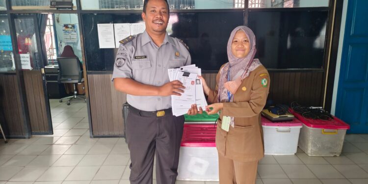 FOTO: IST/MATAKALTENG - Lapas Kelas IIB Sampit saat melakukan sinkronisasi data warga binaan di Disdukcapil Kotim, Selasa 13 Agustus 2024.