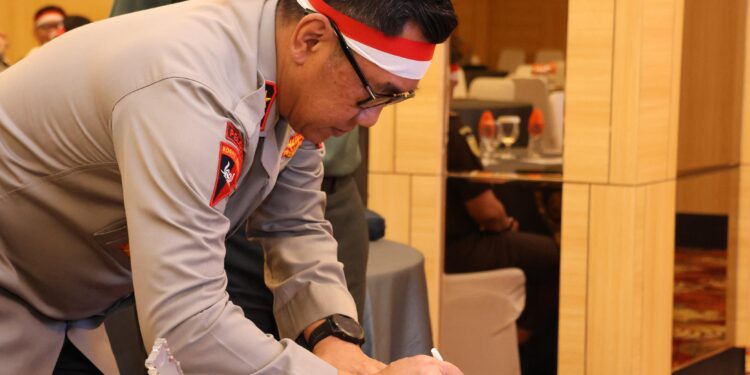 FOTO: MATAKALTENG - Kapolda Kalteng, Irjen Pol Djoko Poerwanto, pada saat menandatangani deklarasi damai.