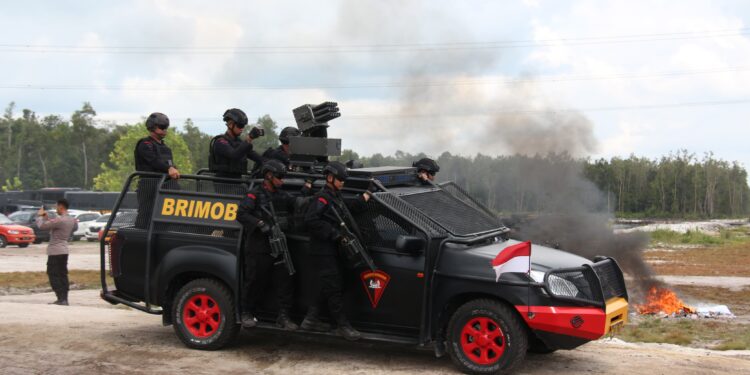 FOTO: RZL/MATAKALTENG - Personel Brimob Polda Kalteng, pada saat memperagakan hasil Latkatpuan Anti Anarkis dan Menembak Sniper.