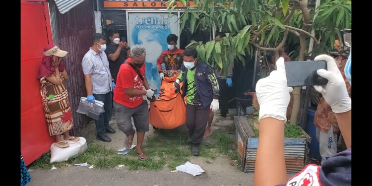 FOTO: MATAKALTENG - Jasat Waria saat dievakuasi oleh petugas.