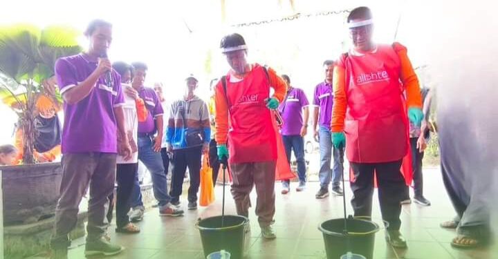 FOTO : DINAS PERTANIAN GUMAS/MATA KALTENG - Para petani melakukan praktik tata cara penyemprotan herbisida, di GPU Tampung Penyang, pekan lalu.